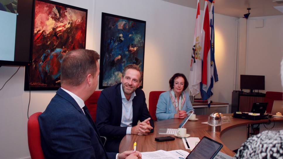 Hugo de Jongen in gesprek met wethouder Stephan van Belzen (foto links) en burgemeester Loes Meeuwisse.