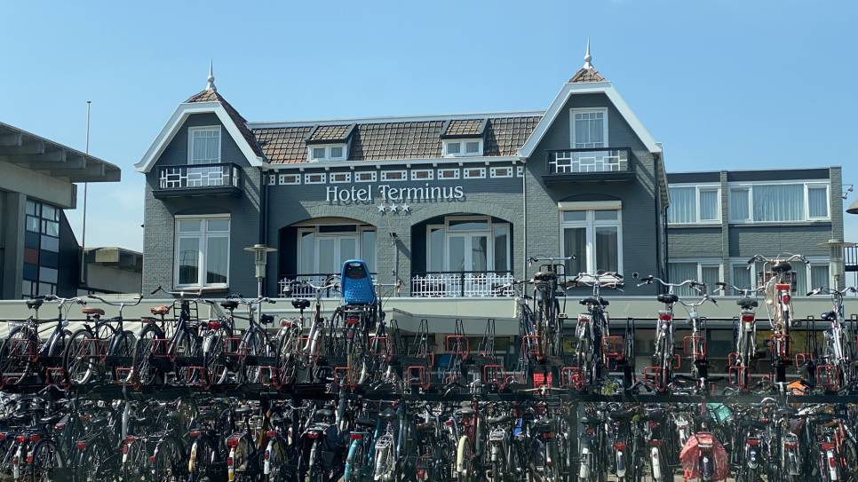 Er is bij het station onvoldoende ruimte voor het stallen van fietsen