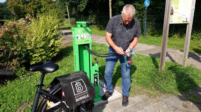 Wethouder Arno Witkam zoekt het juiste gereedschap uit….