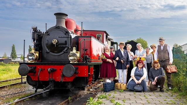 figuranten bij stoomlocomotief