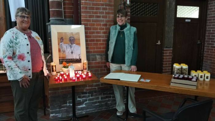 Katholieken Florien de Hond en Connie Boudens bij het herdenkingshoekje in de H, Maria Magdalenakerk in Goes.