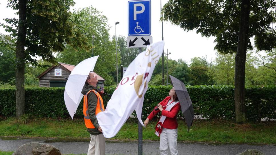 Wethouder Joan Veldhuizen en kinderwethouder Nova Twigt onthullen het eerste duurzame verkeersbord.