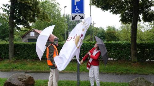 Wethouder Joan Veldhuizen en kinderwethouder Nova Twigt onthullen het eerste duurzame verkeersbord.