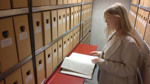 Annabel Reins in het archief.