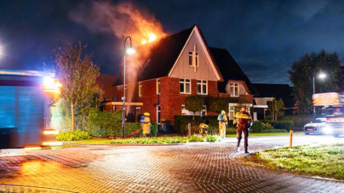 BLIKSEMINSLAG ZET RIETEN DAK IN BRAND