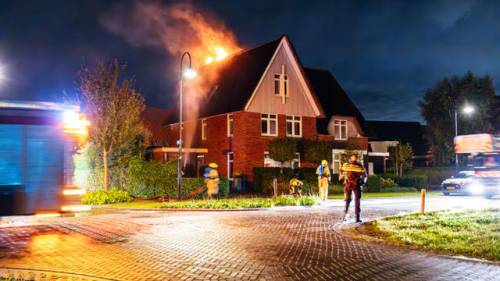 BLIKSEMINSLAG ZET RIETEN DAK IN BRAND