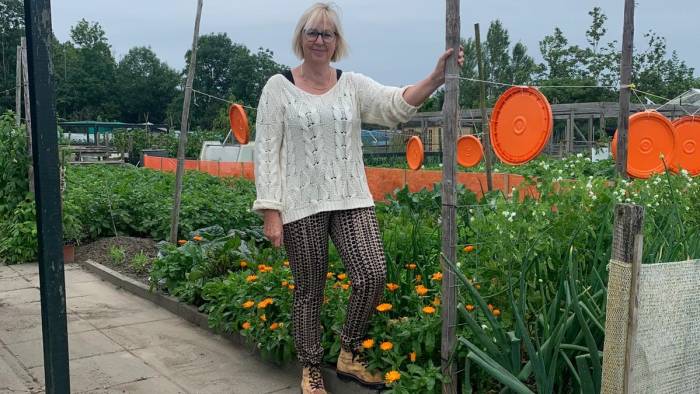 Marjolein Sinke-Oele bij haar volkstuintje in Kruiningen.