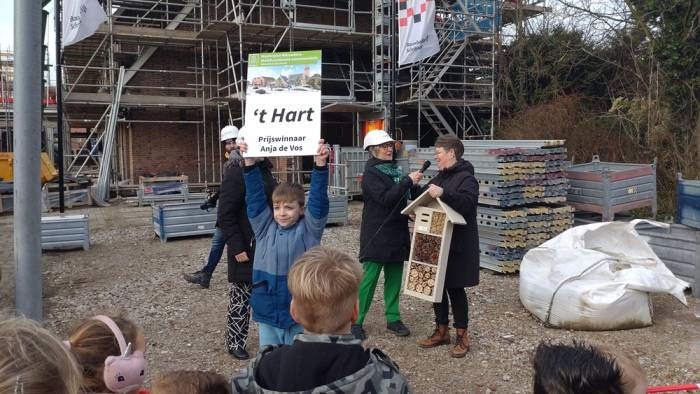 Wethouder Marga van de Plasse heeft zojuist Anja de Vos, de bedenker van de naam 't Hart, een bijenhotel cadeau gedaan.naam, Anja