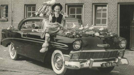 Een versierde auto in het Fruitcorso van 1962.
