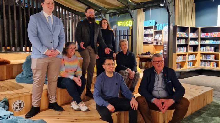 Kiezers in gesprek met politici tijdens Politieke Markt in Goes