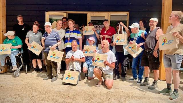 De groep medewerkers en begeleiders van stadsboerderij Kom Us Kieke die donderdag een speldje ontvingen