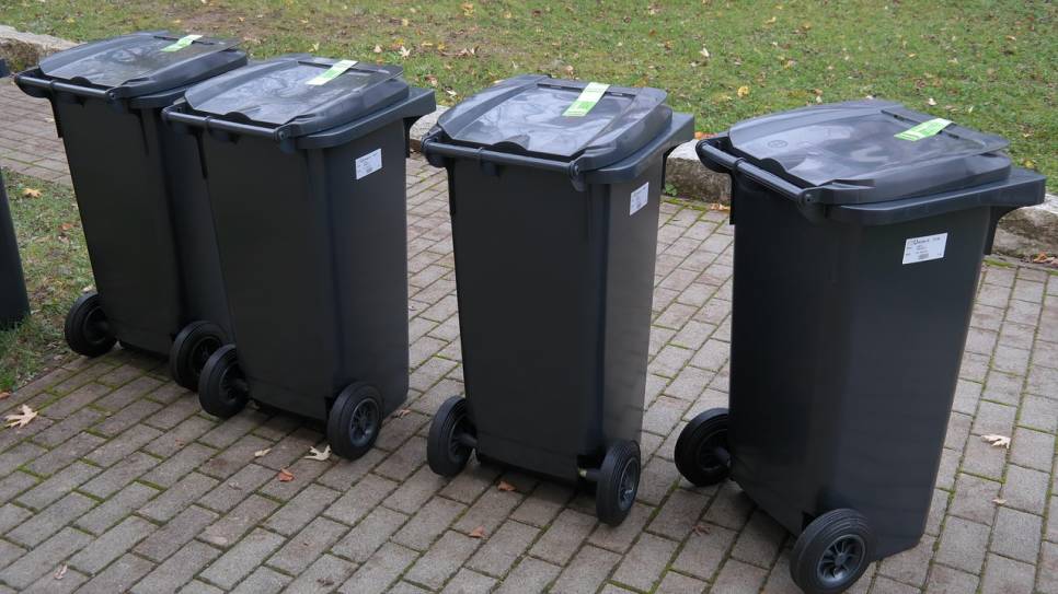 De grijze bak minder vaak langs de straat? 