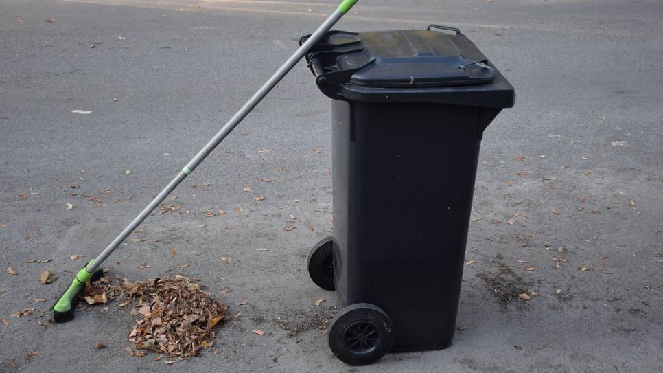 Bladeren horen niet in de grijze container
