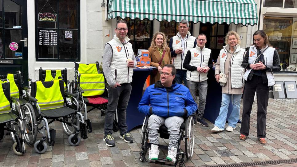 Groepsfoto van de VVD samen met Matthijs Mol