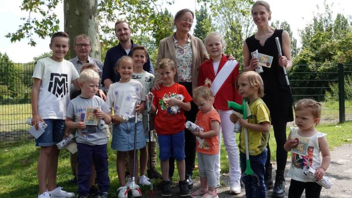 Vrijwilligers die zwerfafval opruimen in Goes werden woensdagmiddag in het zonnetje gezet.