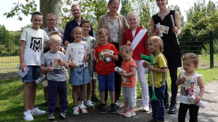 Vrijwilligers die zwerfafval opruimen in Goes werden woensdagmiddag in het zonnetje gezet.