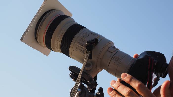 Een camera uitgerust met een speciale lens, mét zonnefilter.