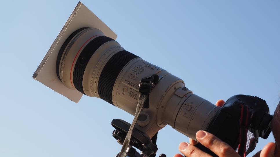 Een camera uitgerust met een speciale lens, mét zonnefilter.