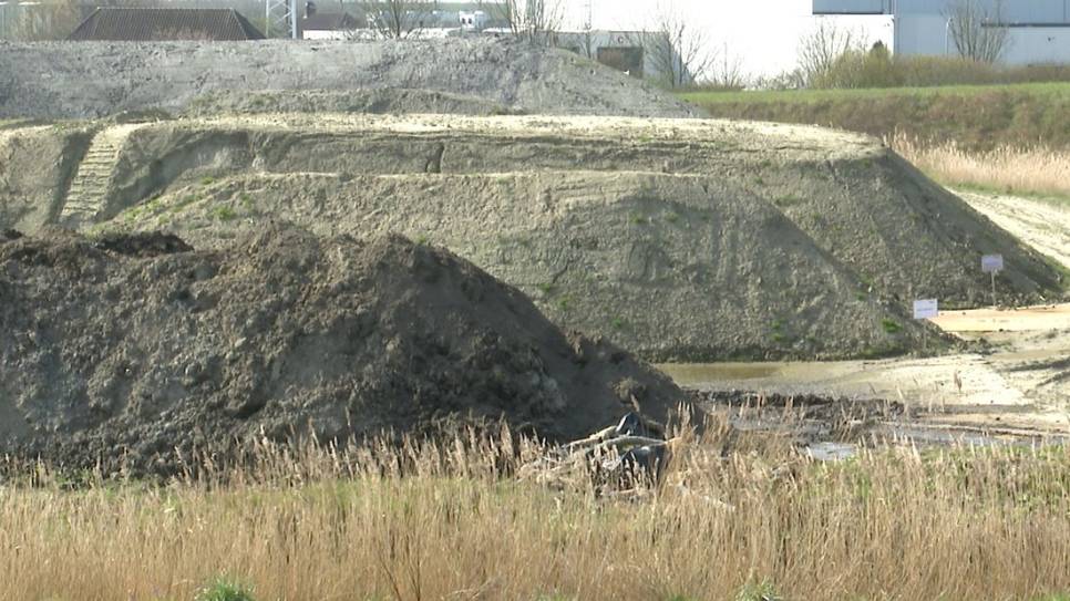 De vervuilde grond aan de Kanaaldijk ligt open en bloot.
