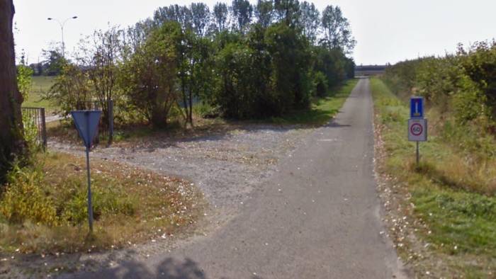 De Hellenburgstraat, met de weg naar het explosieterrein. Links de opgang naar de hondenvereniging.