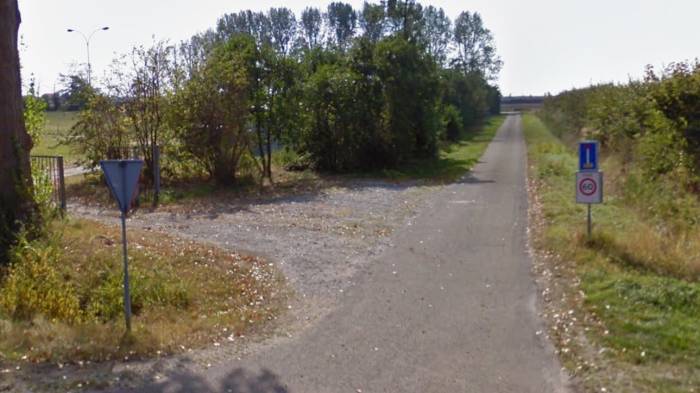 De Hellenburgstraat, met de weg naar het explosieterrein. Links de opgang naar de hondenvereniging.