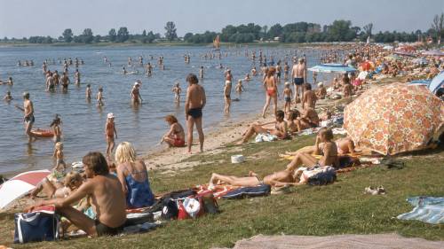 Verkoeling in het Veerse Meer, tijdens de hittegolf.