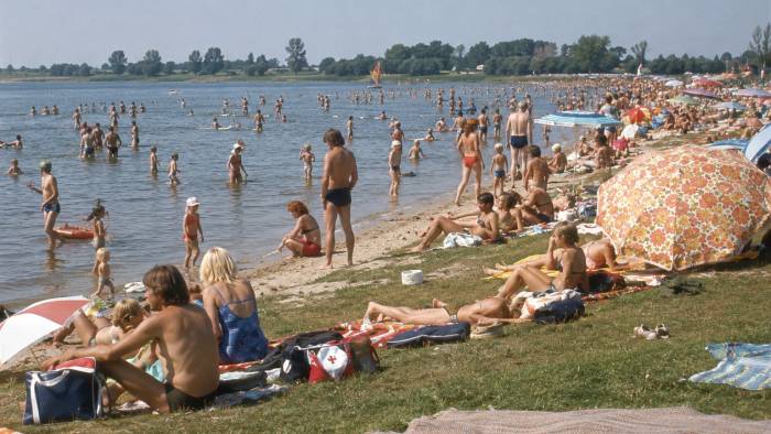 Verkoeling in het Veerse Meer, tijdens de hittegolf.
