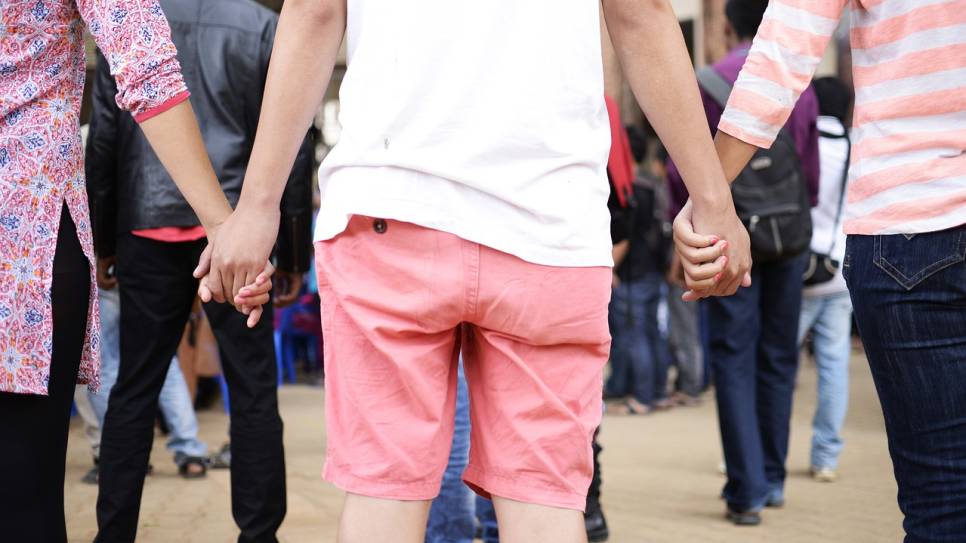 Ter illustratie: mensen hand in hand.