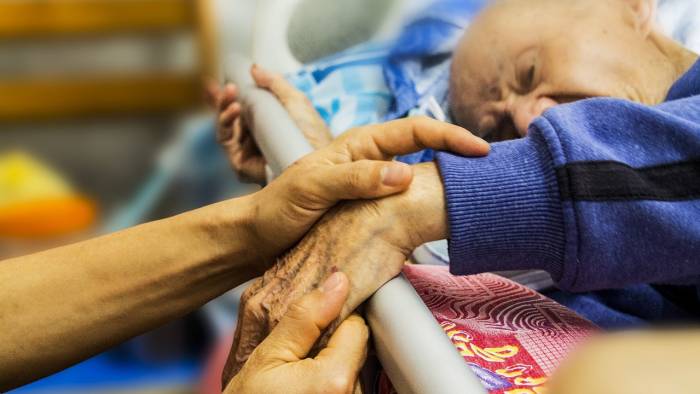 Mantelzorg kan zeer intensief zijn, juist door de grote emotionele betrokkenheid - zegt wethouder Evertz.