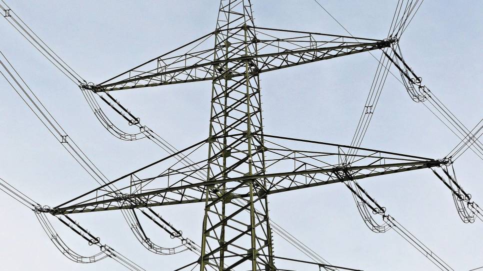 Werk aan de weg bij Rilland, voor de nieuwe 380kV-lijn.