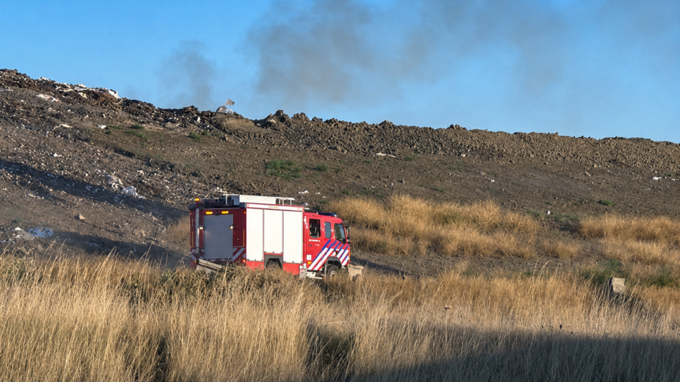 De brandweer kwam opdagen, maar de medewerkers wisten de brand zelf te doven.
