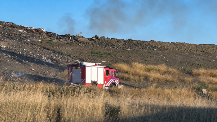 De brandweer kwam opdagen, maar de medewerkers wisten de brand zelf te doven.