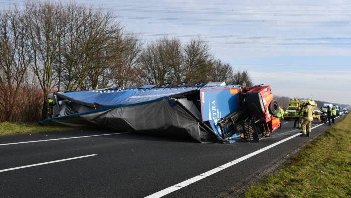 De geschaarde vrachtwagen blokkeert de snelweg.