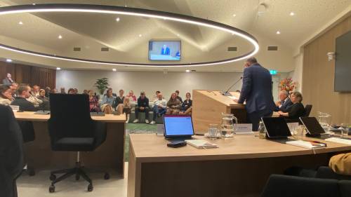 Wethouder Ad Meeuwsen (SGP) spreekt de raad to.