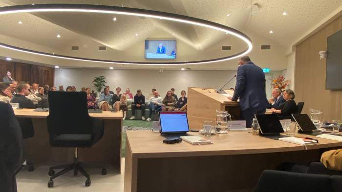 Wethouder Ad Meeuwsen (SGP) spreekt de raad to.