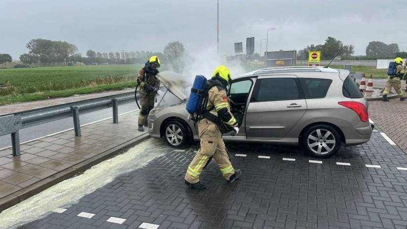 Onder de motorkap was rookontwikkeling.