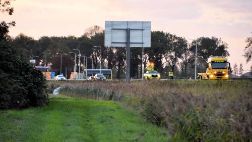 De auto was van de snelweg geraakt en in de naastgelegen sloot beland.