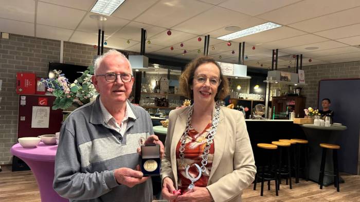 Bert Sandee kreeg de gemeentepenning van Noord-Beveland.