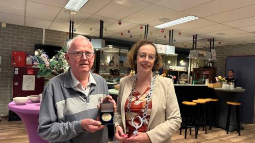 Bert Sandee kreeg de gemeentepenning van Noord-Beveland.