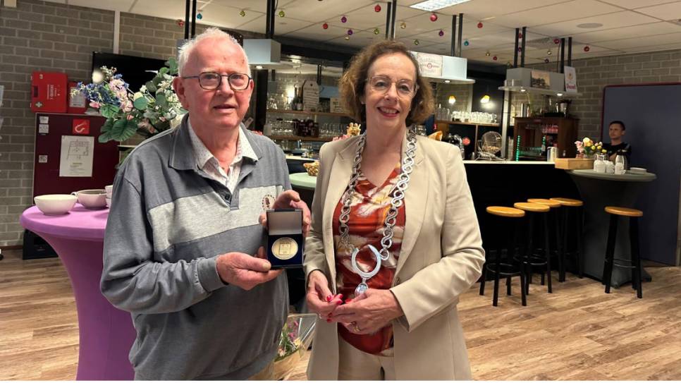 Bert Sandee kreeg de gemeentepenning van Noord-Beveland.