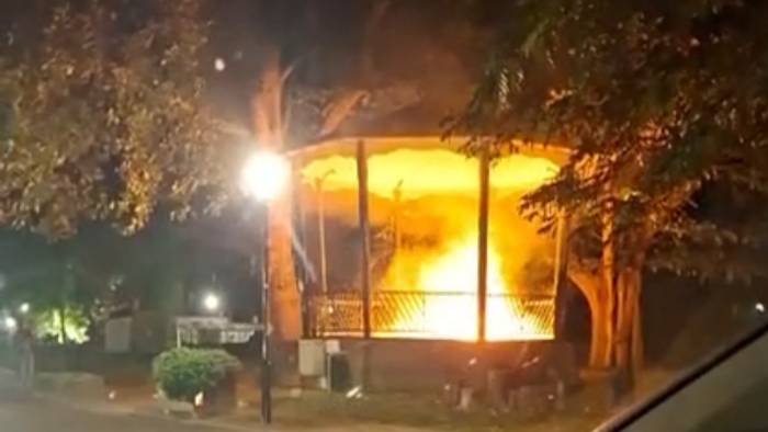 De brand in de muziektent, afbeelding gemaakt door een omwonende.