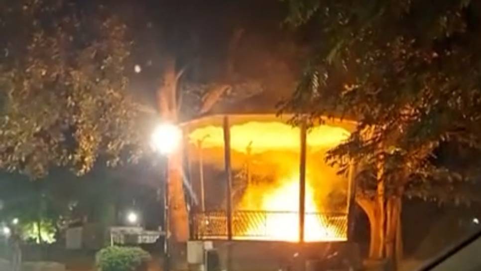De brand in de muziektent, afbeelding gemaakt door een omwonende.