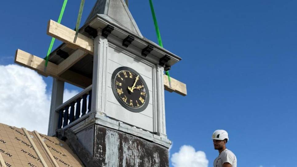 De klokkentoren is herplaatst.