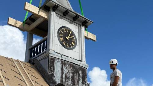 De klokkentoren is herplaatst.