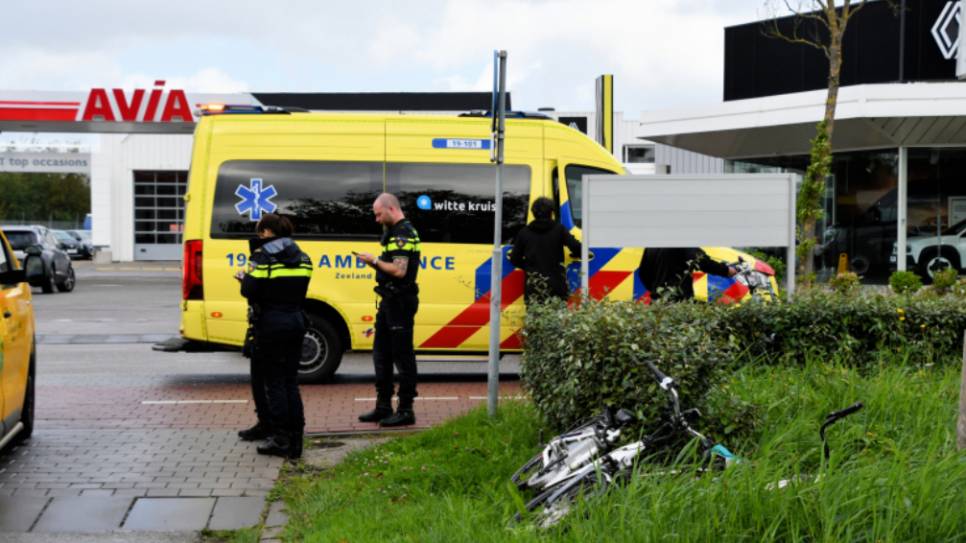De fietser is met onbekend letsel maar zonder spoed naar het ziekenhuis gebracht.