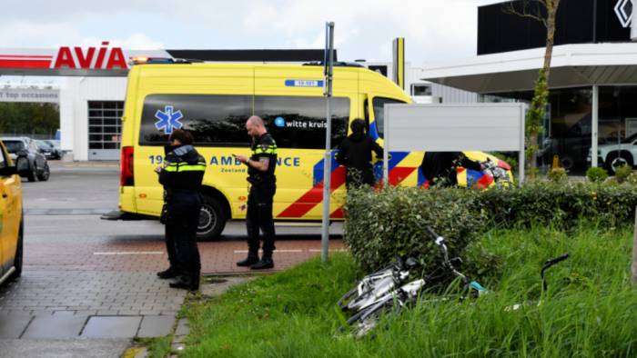 De fietser is met onbekend letsel maar zonder spoed naar het ziekenhuis gebracht.