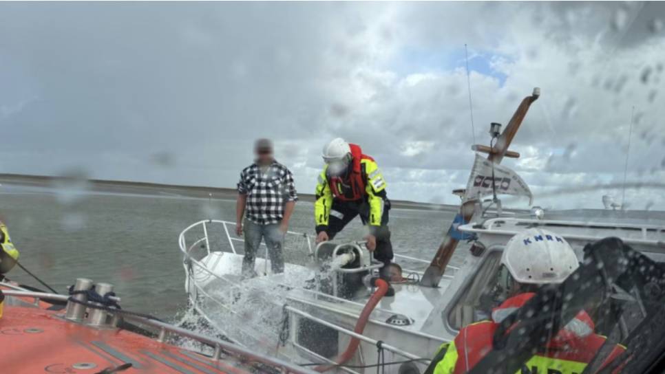 Reddingswerkers verleenden bijstand aan boord.