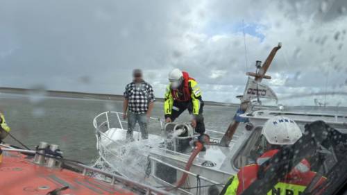Reddingswerkers verleenden bijstand aan boord.