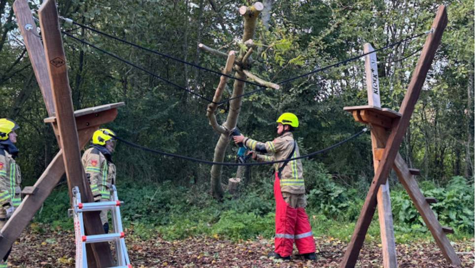 De brandweer verwijdert de boomresten.