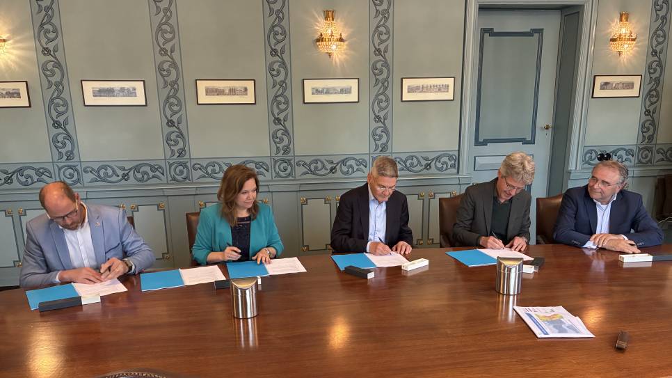 Van links naar rechts:  Arno Vael (gedeputeerde Zeeland), Saskia Boelema (gedeputeerde Noord-Brabant), Kees Jan de Vet (dijkgraaf Waterschap Brabantse Delta),  Joris Hogenboom (directeur Brabants Landschap) en Wim van Gorsel (dagelijks bestuurslid Waterschap Scheldestromen).